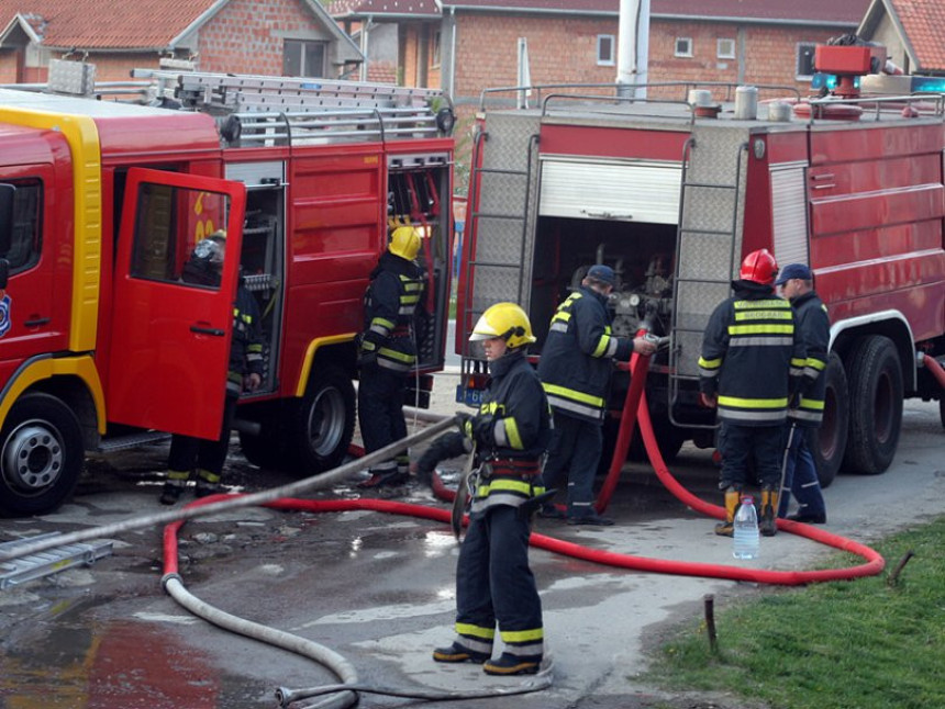 Požar u Zemunu, četiri lica povrijeđena