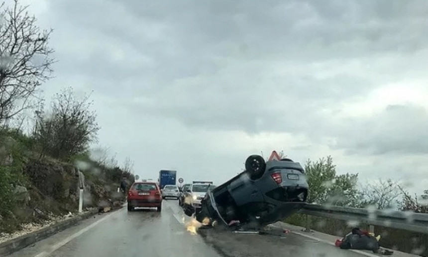 "Mercedes" završio na krovu