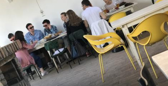 Glumac izveo studente na ručak