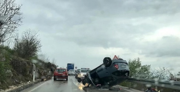 "Mercedes" završio na krovu