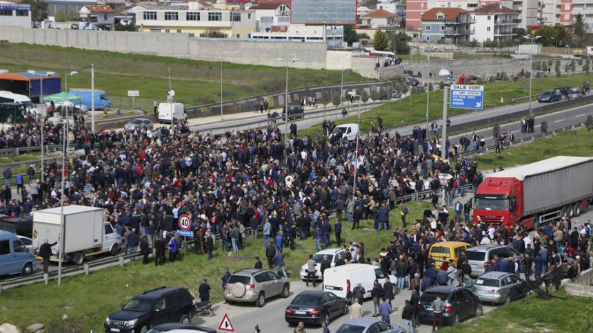 Путеве блокирала опозиција