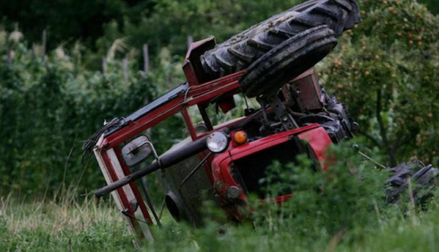 Starac poginuo vozeći traktor