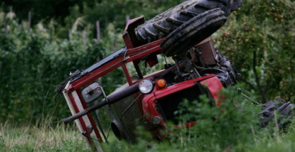 Starac poginuo vozeći traktor