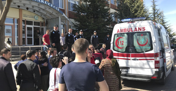 Asistent usmrtio četvoro kolega