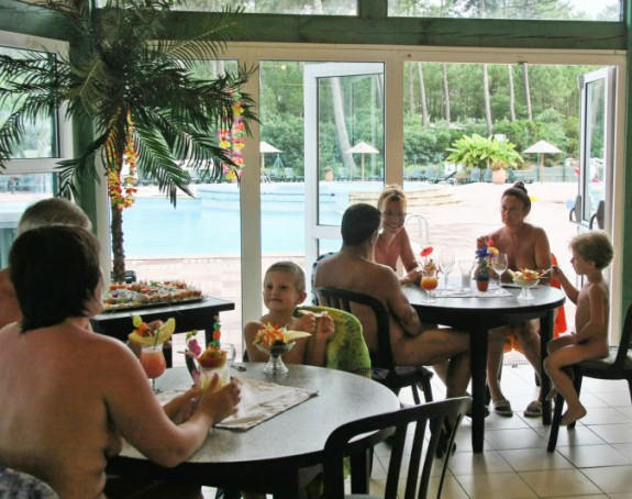  Otvara se prvi nudistički restoran