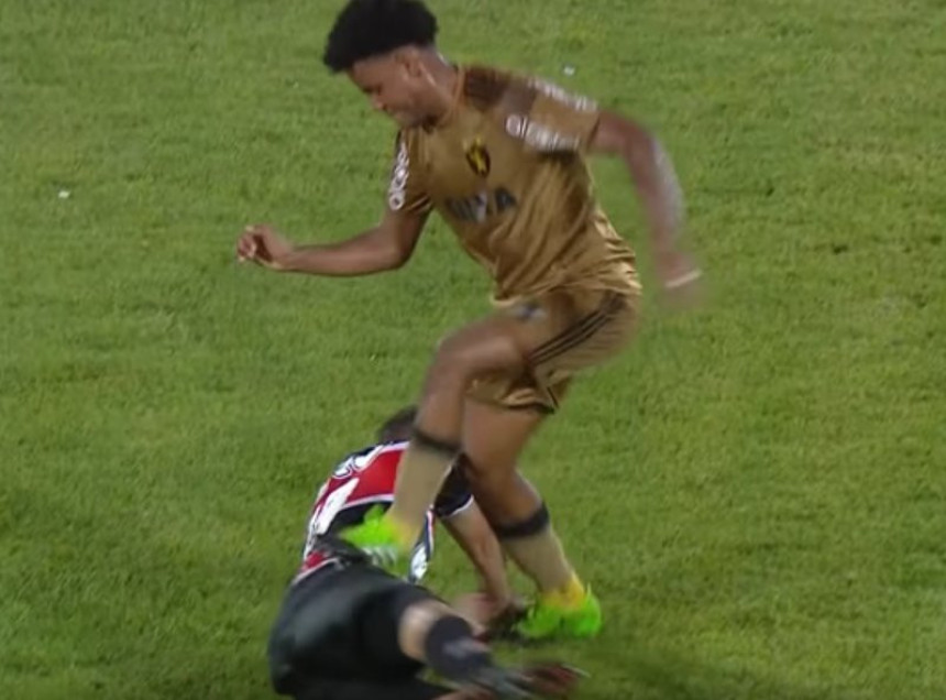 Fudbal ili tuča? PET CRVENIH u jednoj utakmici!