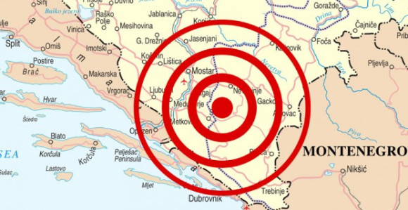 Tresle se zgrade, ljudi u panici