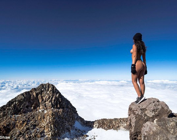 Plejboj manekenka se gola slikala na svetoj planini Maora