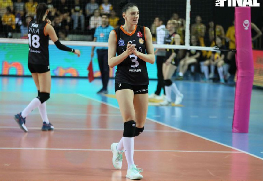 Tijana nemoćna, Ezačibaši raznet u majstorici!