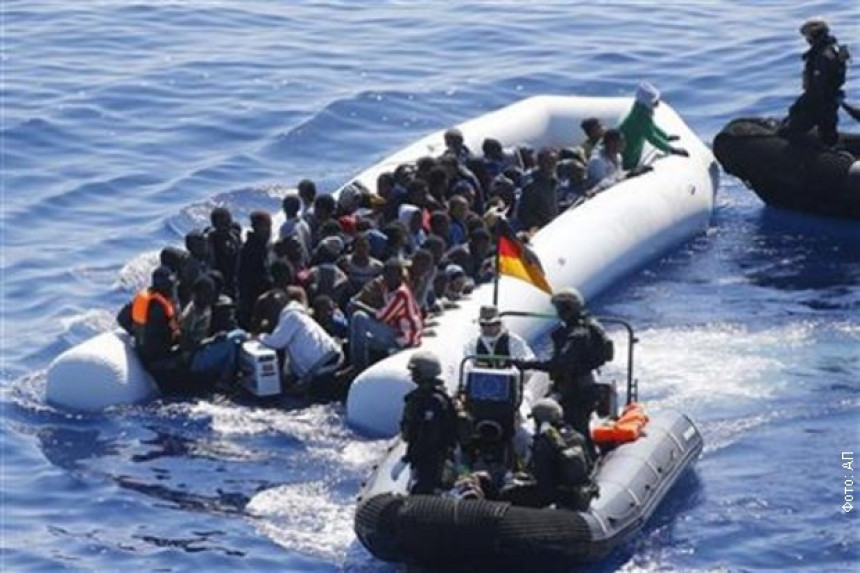 "Мигранте треба држати на острвима"