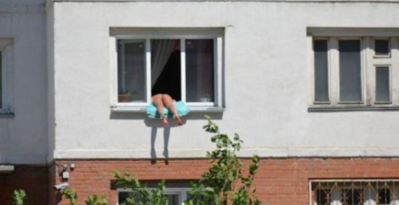 Smeta im komšinica koja se gola sunča