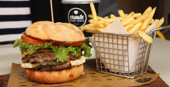 Ponedeljkom će biti konobara u „Meku“!