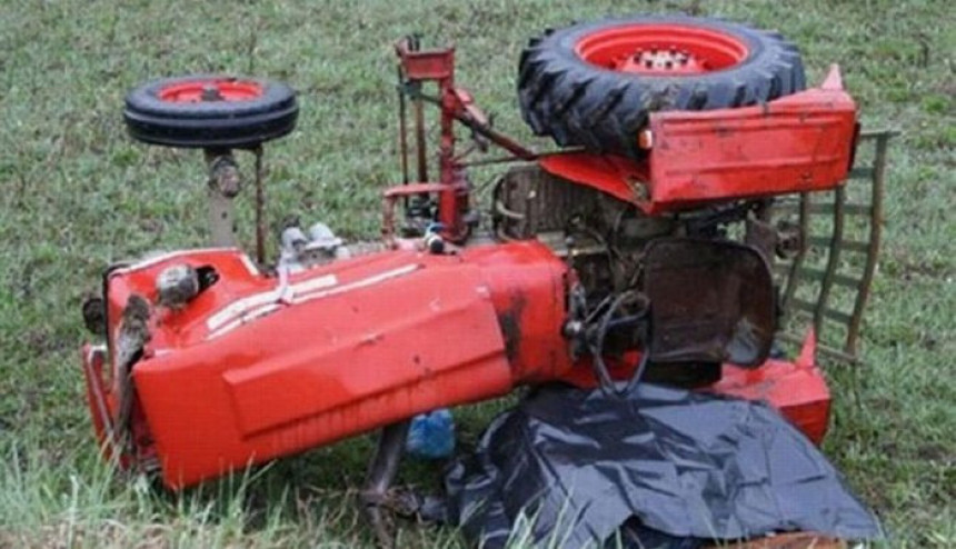 Teško povrijeđen traktorista