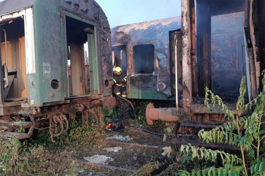 БЛ: Изгорјела два напуштена вагона 