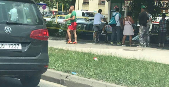 Napao poštara, pa skočio sa zgrade