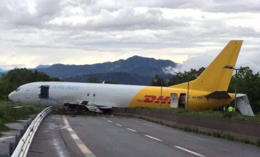 Avion promašio pistu i završio na autoputu