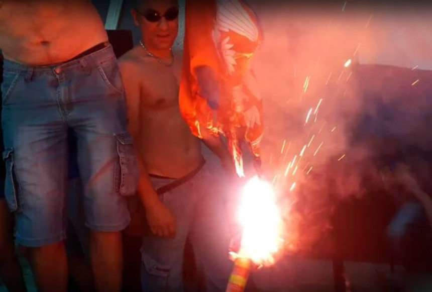 Gori srpska zastava na proslavi ratnog zločina