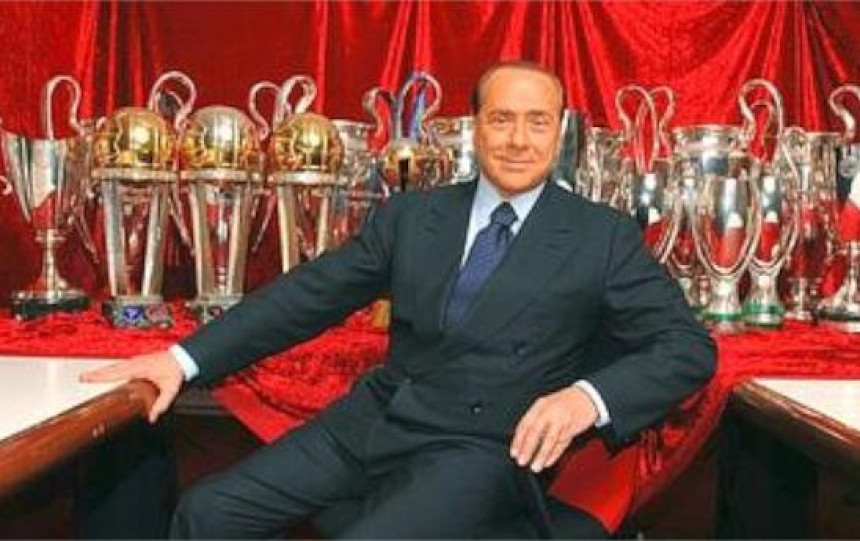 Видео: Берлускони продао Милан за 740 милиона €!