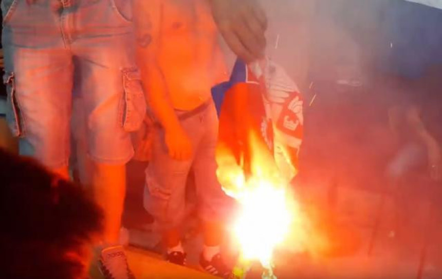 Hapšenja zbog paljenja zastave