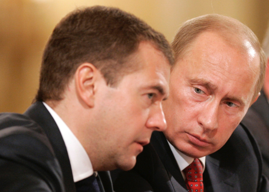 Руси траже од Путина да смијени Медведева
