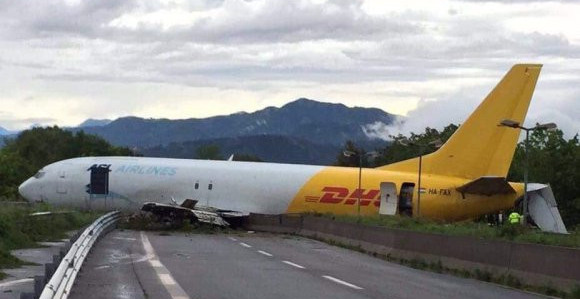 Avion promašio pistu i završio na autoputu