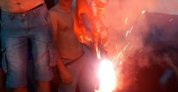 Gori srpska zastava na proslavi ratnog zločina