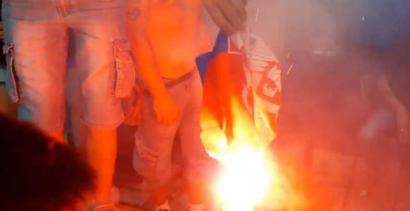 Hapšenja zbog paljenja zastave