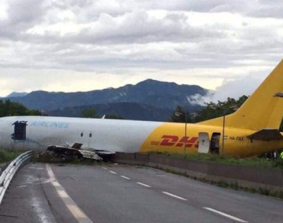 Avion promašio pistu i završio na autoputu