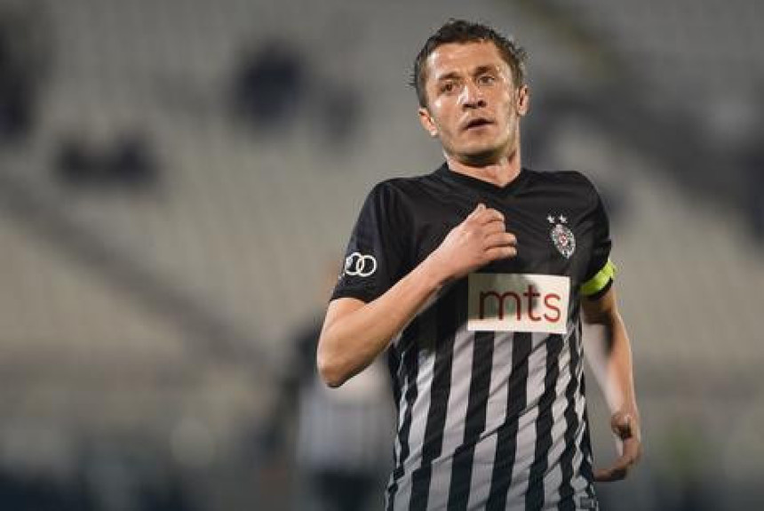 Празне трибине у Хумској не сметају Илићу!