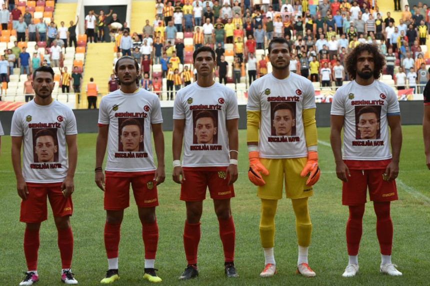Poruka podrške iz Turske: "Svi smo mi Ozil!"