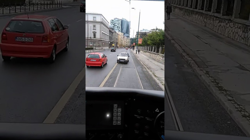 Vozio u rikverc ispred tramvaja