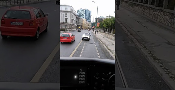 Vozio u rikverc ispred tramvaja