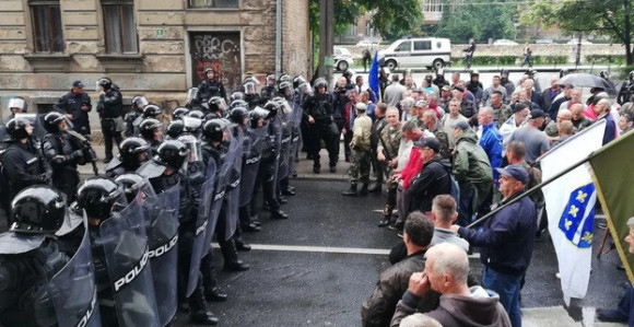 Uhapšeno troje, povrijeđenih 7
