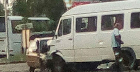 Sudar autobusa i putničkog vozila