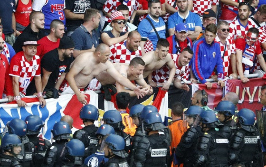 SP: Torcida prekida meč "Kosovo" - Hrvatska?!