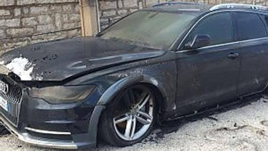 Kad radiš na Siciliji, nekad ti ''malo'' izgori auto...!