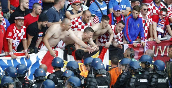 SP: Torcida prekida meč "Kosovo" - Hrvatska?!