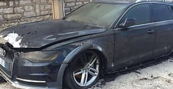 Kad radiš na Siciliji, nekad ti ''malo'' izgori auto...!