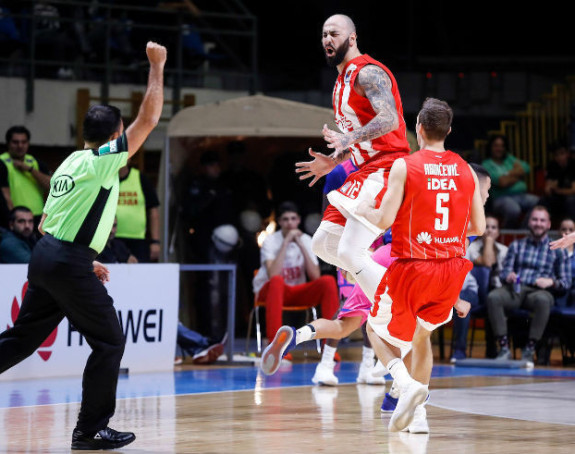 Imam bejzbol palicu u svlačionici…!