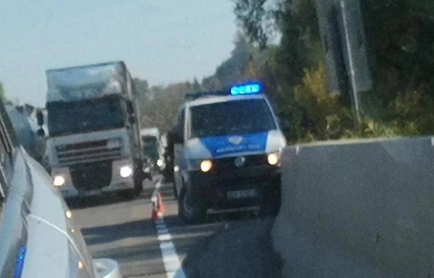 Наоружана полиција контролише возила 