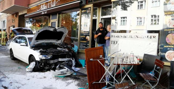 Berlin: Vozilom udario u kafić