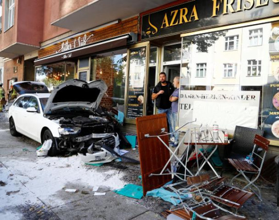 Berlin: Vozilom udario u kafić