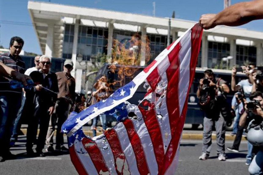 Хаос због Помпеа испред Амбасаде запаљена застава