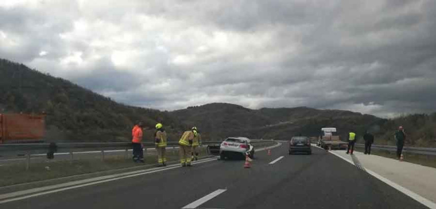 Nesreća na auto-putu kod Visokog, smrskan BMW