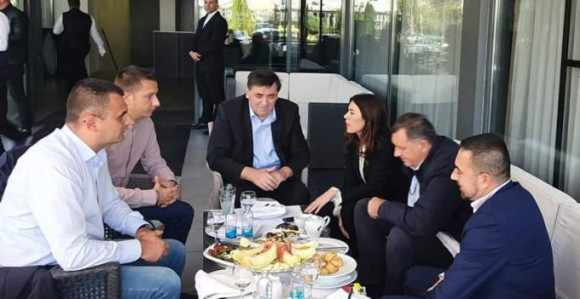 Bivši SDS-ovci o važnim temama u kafani sa Dodikom