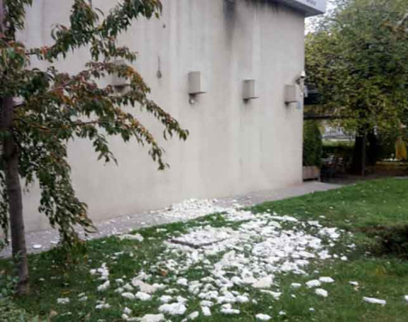 Dijelovi fasade padali sa zgrade
