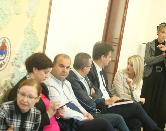 Direktorka dovela na pres radnike da je brane 