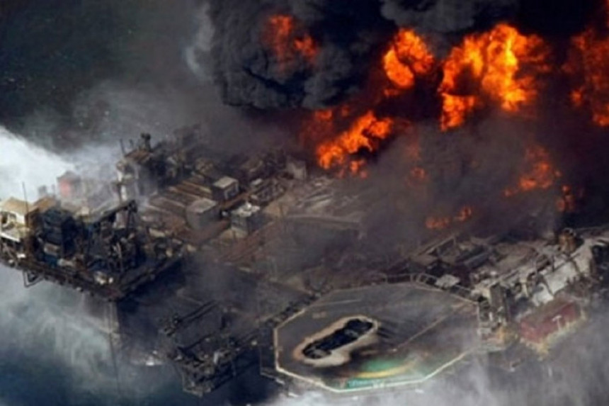 Gori naftna platforma: Nestalo 30 radnika