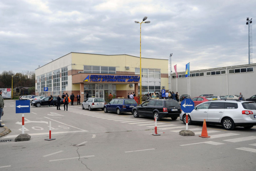 Aerodromu Tuzla fali carinika i graničara