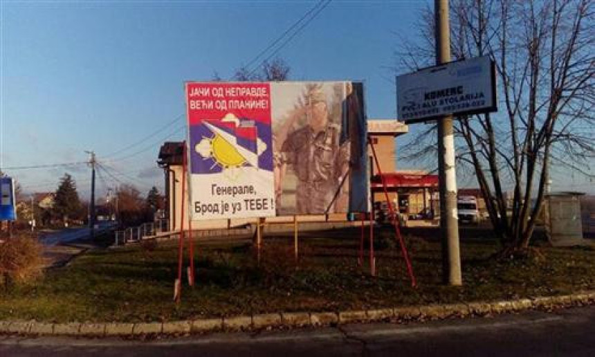 Bilbord sa likom Ratka Mladića
